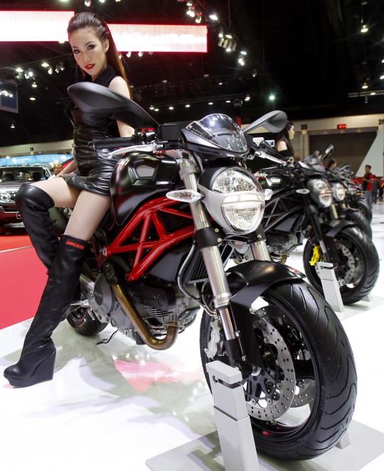 Model cantik hiasi pembukaan Bangkok International Motor Show