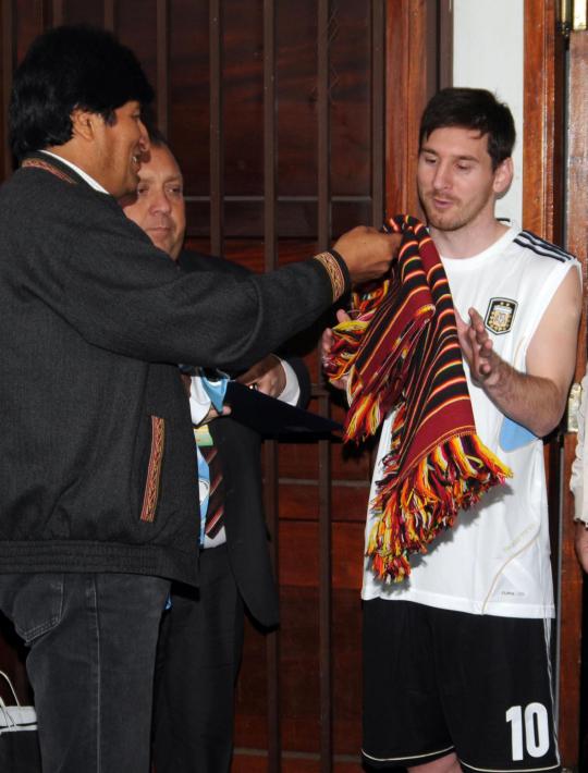 Messi dihadiahi kain tradisional 'Poncho' oleh Presiden Bolivia