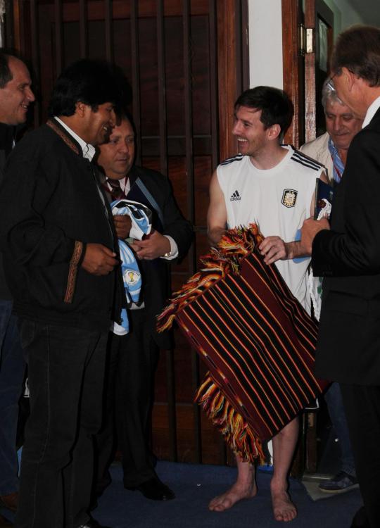 Messi dihadiahi kain tradisional 'Poncho' oleh Presiden Bolivia