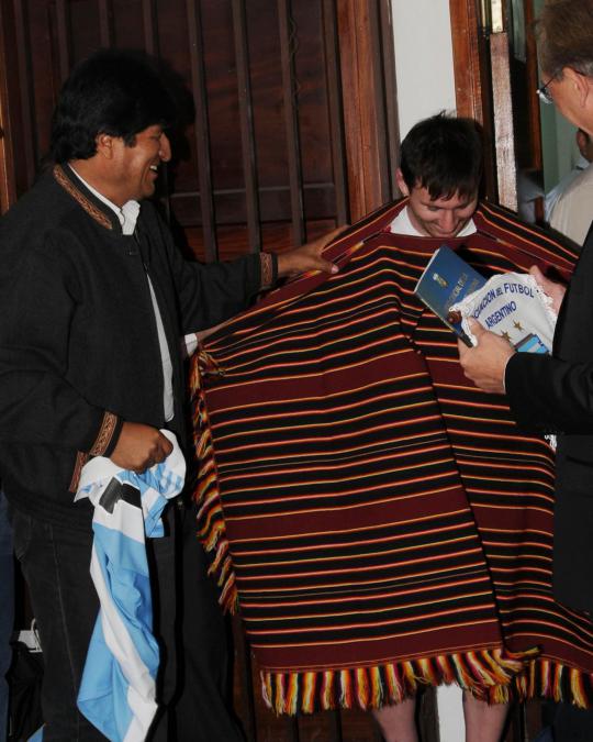 Messi dihadiahi kain tradisional 'Poncho' oleh Presiden Bolivia