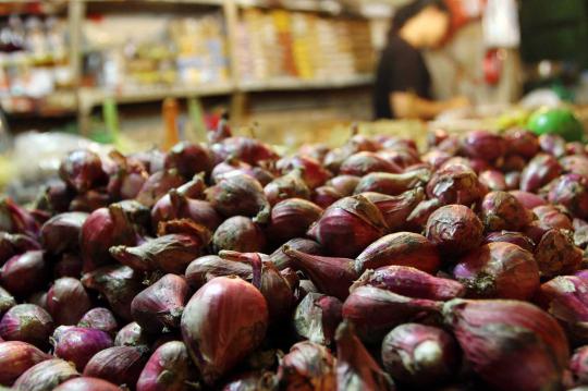 Harga pasaran bawang dan cabai di Jakarta kembali melonjak