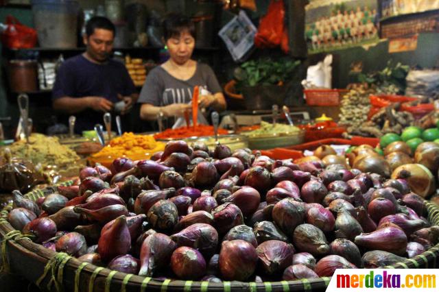 Foto : Harga pasaran bawang dan cabai di Jakarta kembali