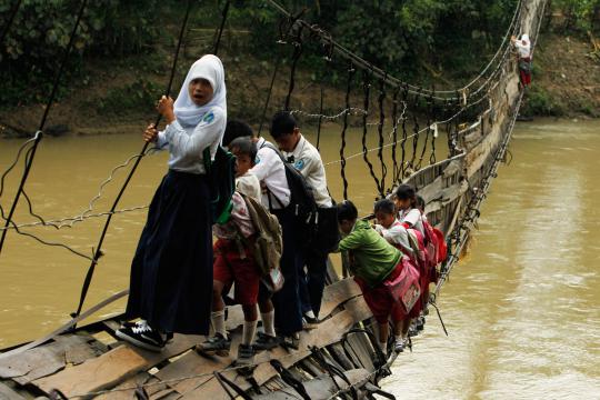 Perjuangan berat para murid menuju sekolah