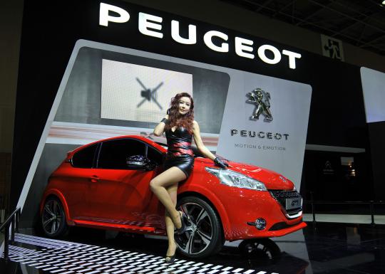 Para model seksi Korea di Seoul Motor Show