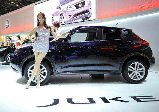 Para model seksi Korea di Seoul Motor Show