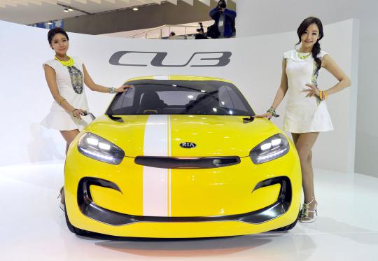 Para model seksi Korea di Seoul Motor Show