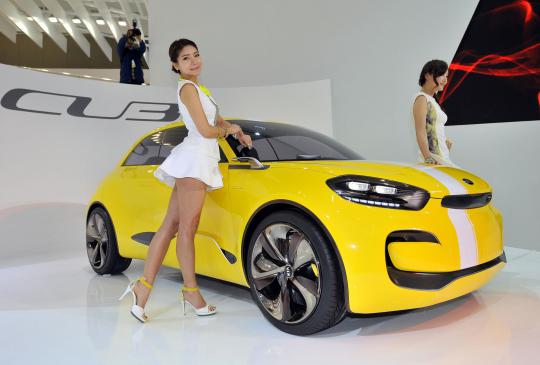 Para model seksi Korea di Seoul Motor Show