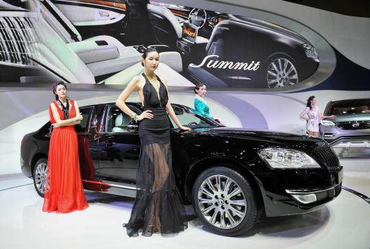 Para model seksi Korea di Seoul Motor Show