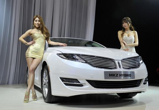 Para model seksi Korea di Seoul Motor Show