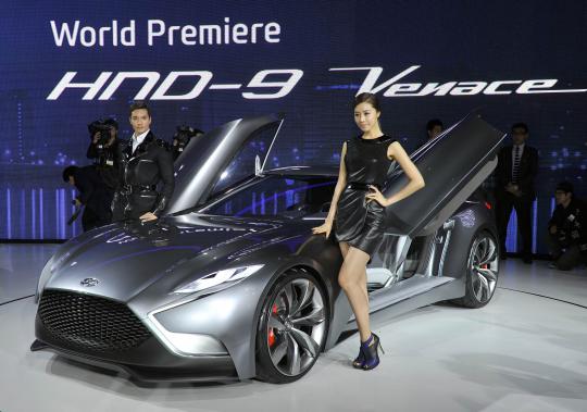 Para model seksi Korea di Seoul Motor Show