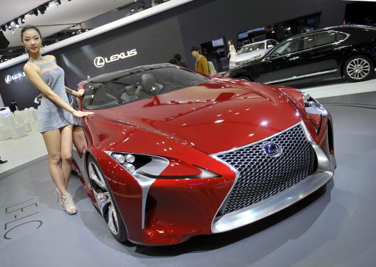 Para model seksi Korea di Seoul Motor Show