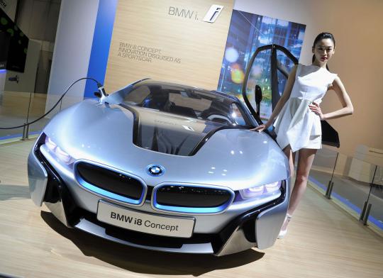 Para model seksi Korea di Seoul Motor Show
