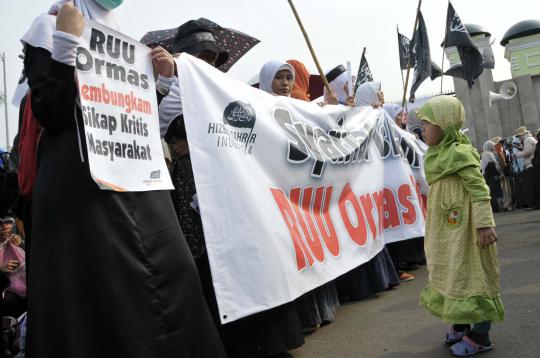 Ratusan anggota Hizbut Tahrir tolak RUU Ormas di Gedung DPR