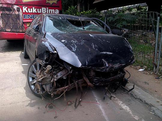 Kondisi Toyota Camry maut pasca-kecelakaan di tol dalam kota