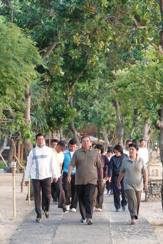 SBY dan Ibu Ani jogging bersama para warga di Nusa Dua Bali