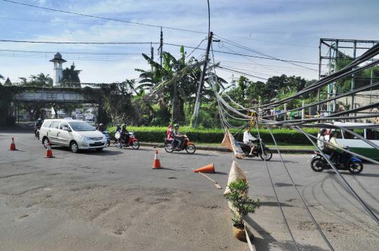 Berbahaya, kabel listrik melintang di Jalan Bintaro Sektor 1