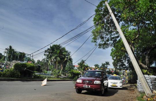 Berbahaya, kabel listrik melintang di Jalan Bintaro Sektor 1