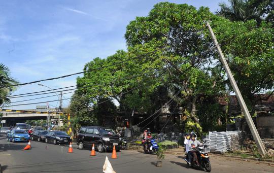 Berbahaya, kabel listrik melintang di Jalan Bintaro Sektor 1