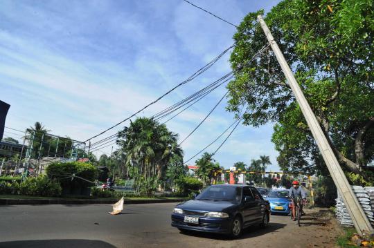 Berbahaya, kabel listrik melintang di Jalan Bintaro Sektor 1