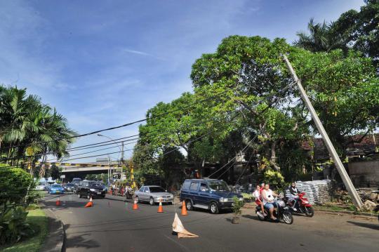 Berbahaya, kabel listrik melintang di Jalan Bintaro Sektor 1