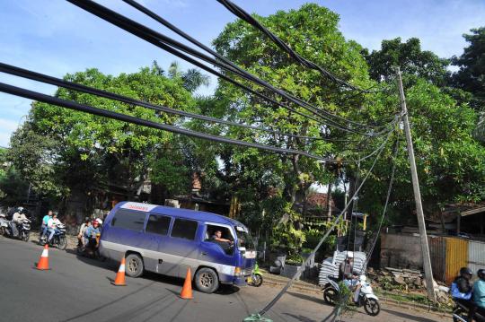 Berbahaya, kabel listrik melintang di Jalan Bintaro Sektor 1