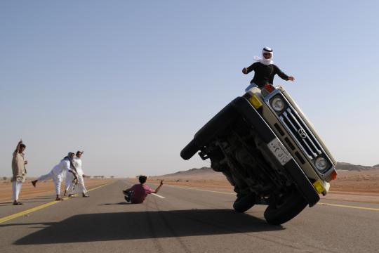 Pemuda Arab Saudi kendarai mobil dengan dua roda