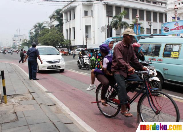  Foto  Era modern ojek sepeda  ontel  masih diminati warga 