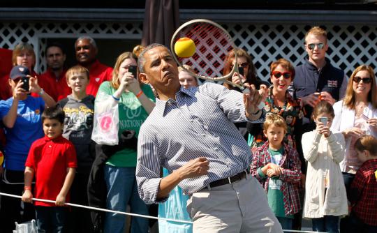 Ketika Obama asik bermain bola