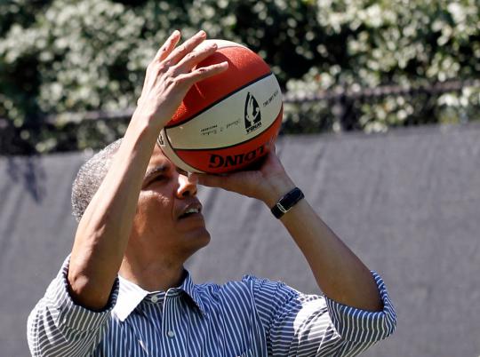 Ketika Obama asik bermain bola