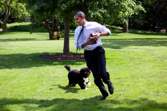 Ketika Obama asik bermain bola