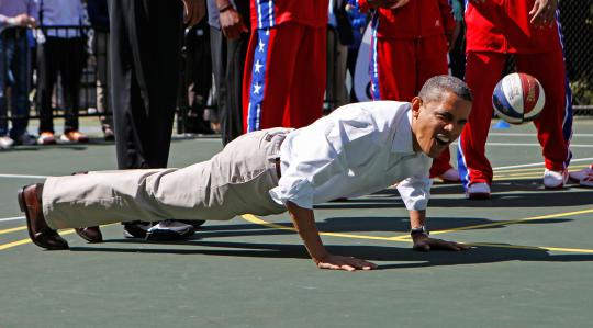 Ketika Obama asik bermain bola