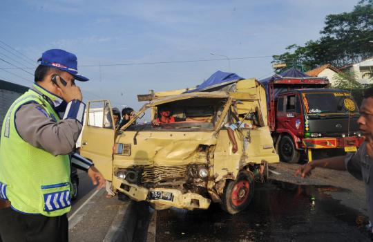 Truk tabrak minibus, satu orang tewas belasan luka-luka