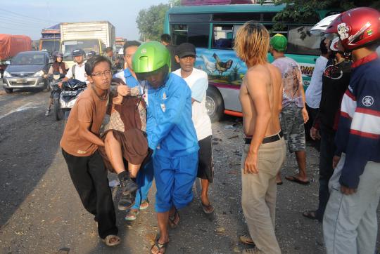 Truk tabrak minibus, satu orang tewas belasan luka-luka