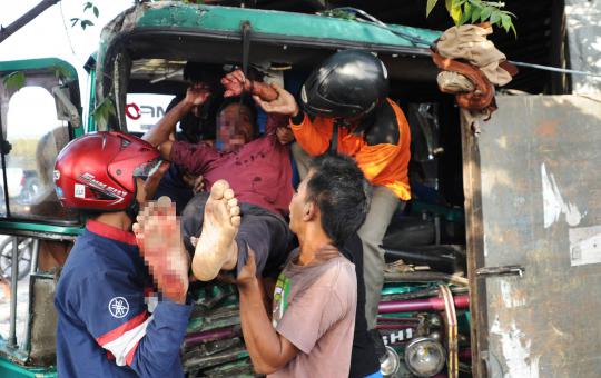 Truk tabrak minibus, satu orang tewas belasan luka-luka