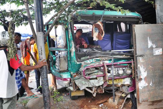 Truk tabrak minibus, satu orang tewas belasan luka-luka