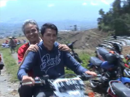 Cagub Ganjar Pranowo temui petani tembakau naik motor trail