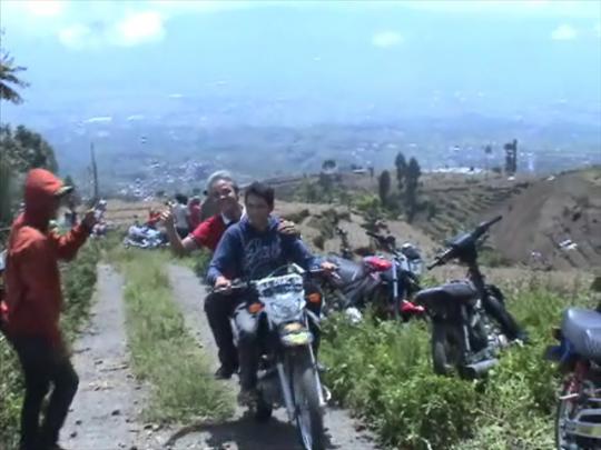 Cagub Ganjar Pranowo temui petani tembakau naik motor trail