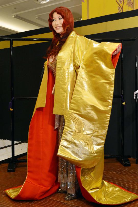 Model cantik Jepang Mika Kano mewahkan pameran emas Tokyo