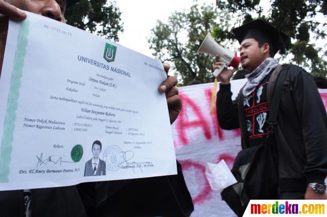 Foto Mahasiswa Unas  tolak ijazah bodong merdeka com