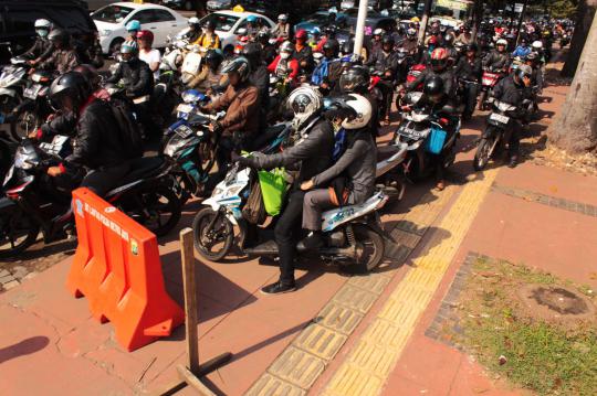 Motor kuasai trotoar, pejalan kaki terpinggirkan