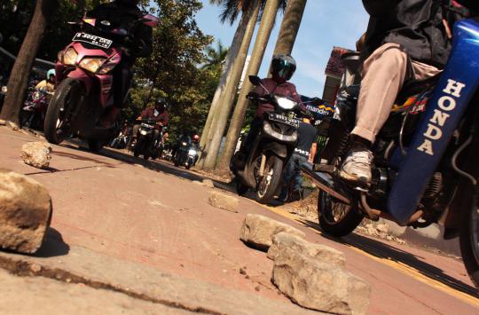 Motor kuasai trotoar, pejalan kaki terpinggirkan