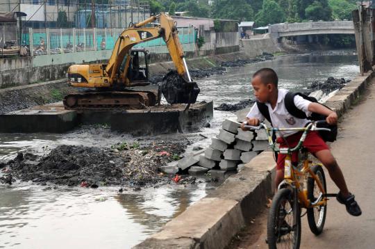 Pemasangan turap untuk normalisasi Sungai Ciliwung