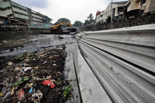 Pemasangan turap untuk normalisasi Sungai Ciliwung