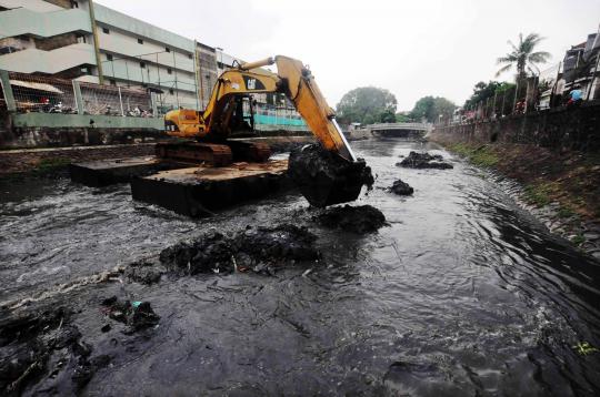 Pemasangan turap untuk normalisasi Sungai Ciliwung