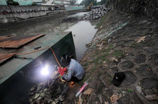 Pemasangan turap untuk normalisasi Sungai Ciliwung