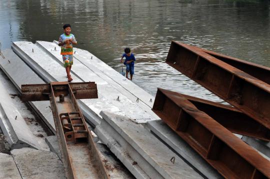 Pemasangan turap untuk normalisasi Sungai Ciliwung
