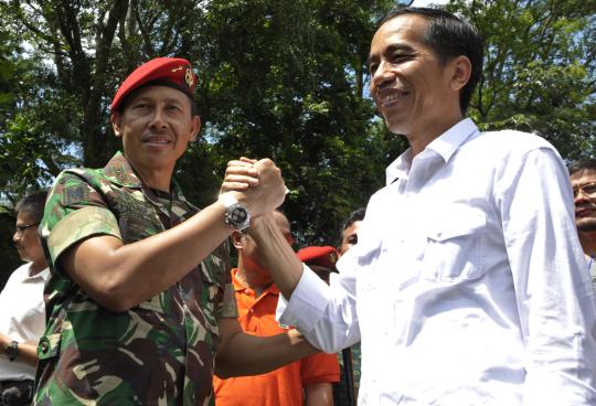 Jokowi bersama Kopassus tinjau Kali Ciliwung