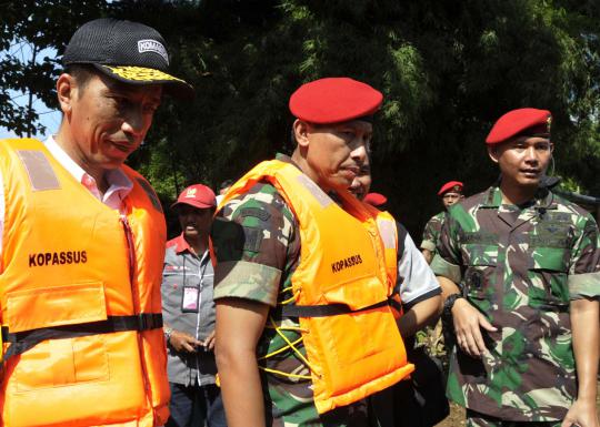 Jokowi bersama Kopassus tinjau Kali Ciliwung