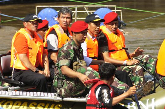 Jokowi bersama Kopassus tinjau Kali Ciliwung