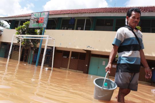 Kelas terendam banjir, MTS Negeri 13 diliburkan